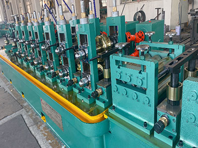 Machine automatique de fabrication et de formage de tuyaux flexibles