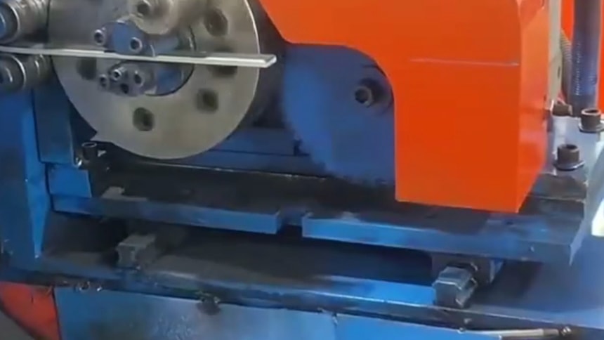 Machine automatique de fabrication de colliers de serrage en fer plat