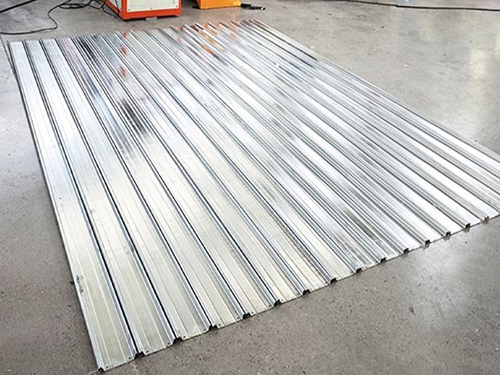 Profileuse pour lames de rideaux métalliques de type australien