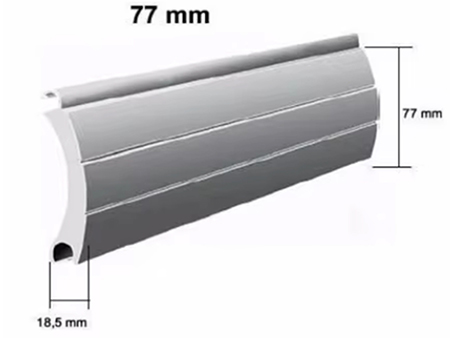 Profileuse pour lames de volets roulants isolées par mousse destinées aux auvents et systèmes de protection solaire
