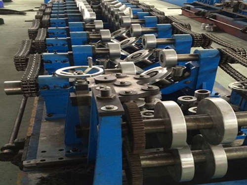 Profileuse interchangeable pour pannes C/Z