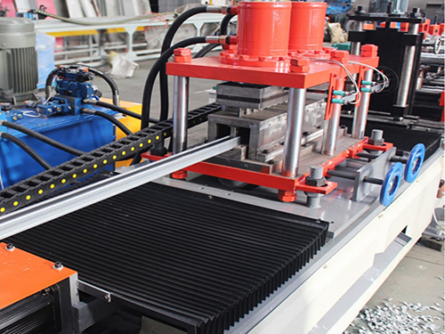 Profileuse pour structures porteuses de panneaux photovoltaïques